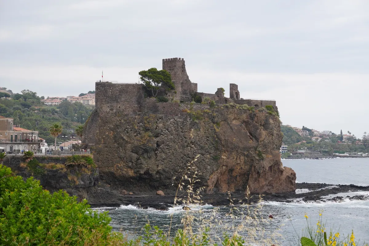 Il castello di Aci Castello sulla roccia lavica a picco sul mare