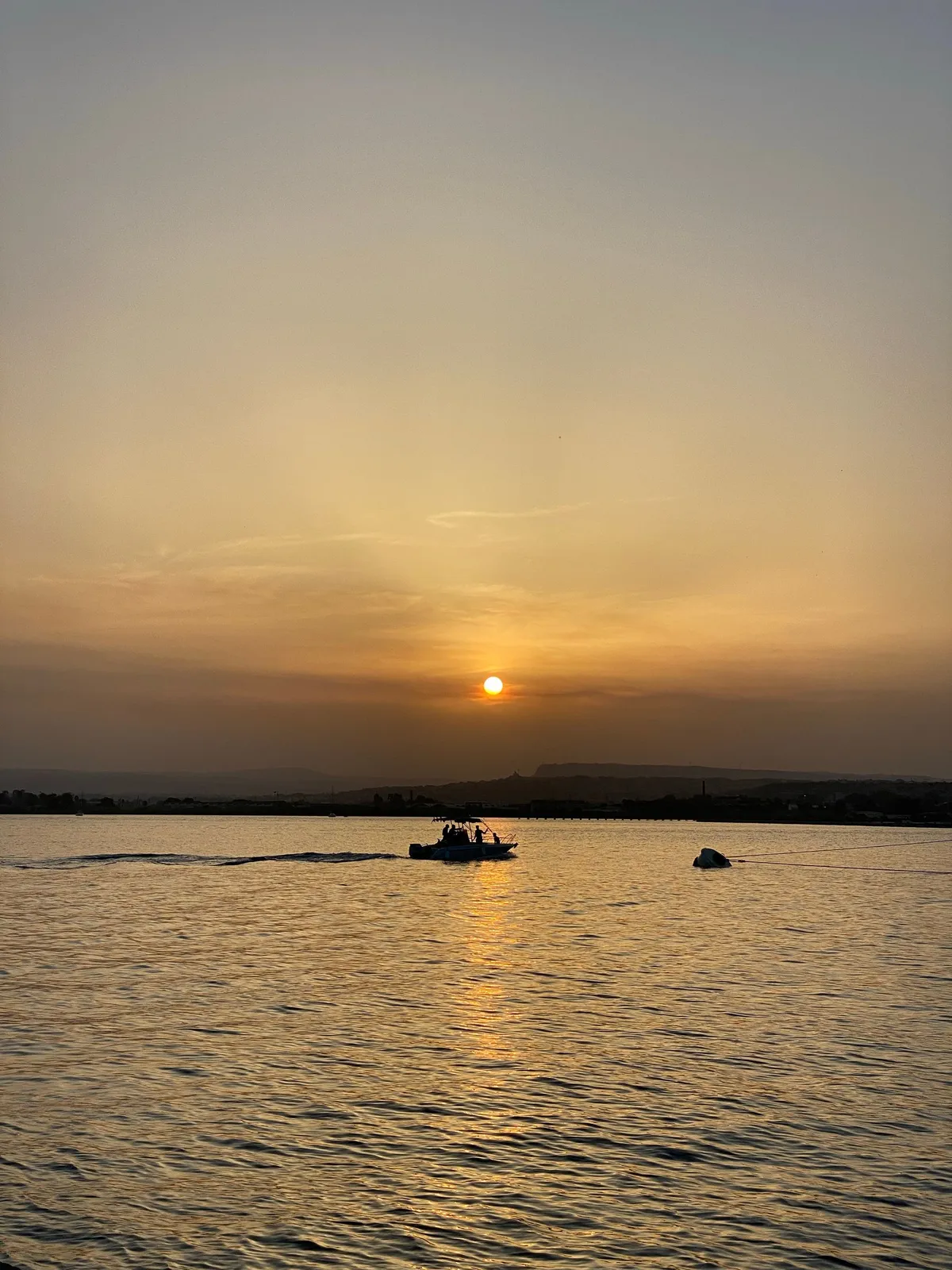 Una piccola barca sul mare siciliano al tramonto