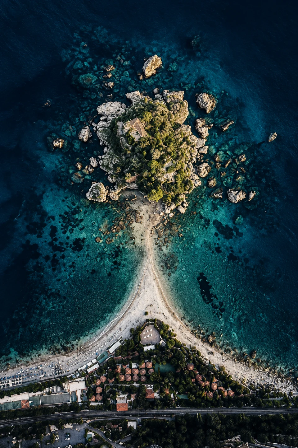 Isola Bella di Taormina vista dall’alto nel mare blu profondo
