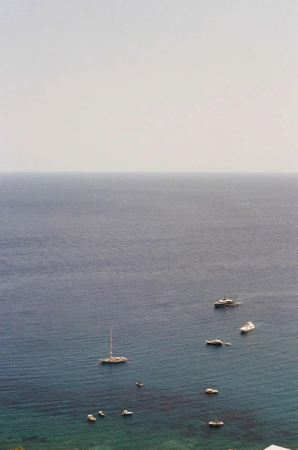 Barche a vela nelle acque della costa di Taormina